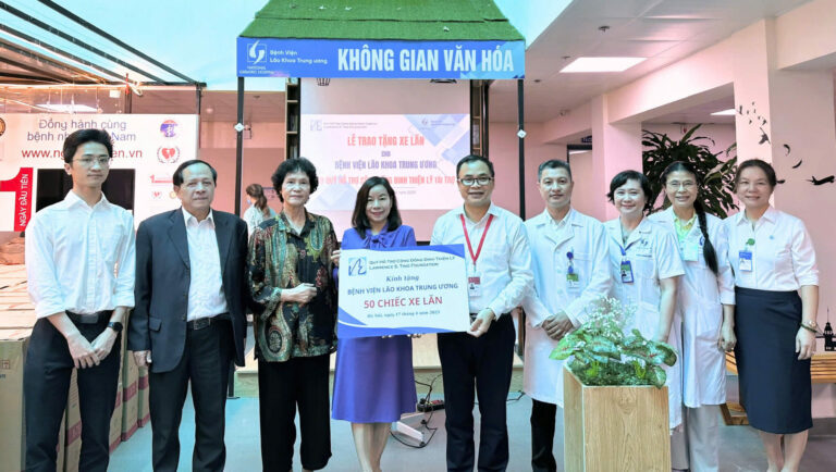 Quỹ Đinh Thiện Lý trao tặng 50 xe lăn cho Bệnh viện Lão khoa Trung ương