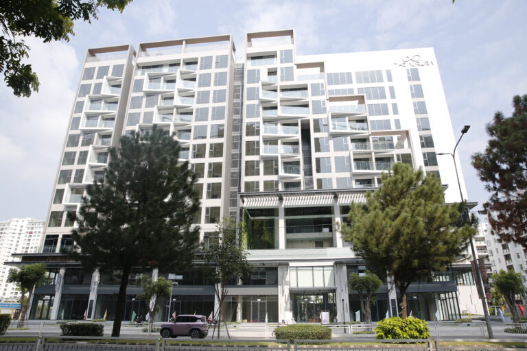 Phu My Hung Hands over The Aurora apartments on schedule