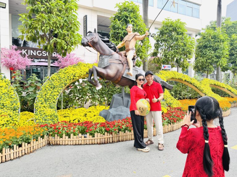 Second Day Open: Phu My Hung Flower Street Bustles with Spring Visitors