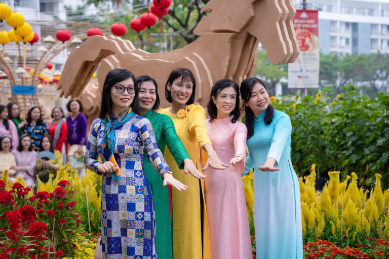 Áo Dài Strolling Along The Flower Street